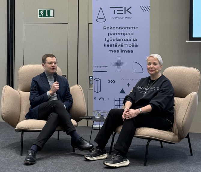 Robert Sundman ja Suvi-Anne Siimes TEKin Valtuustoareenassa