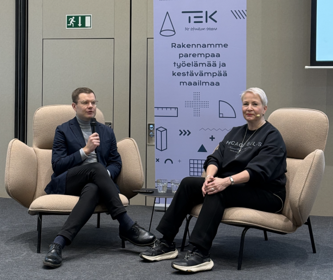 Robert Sundman ja Suvi-Anne Siimes TEKin Valtuustoareenassa