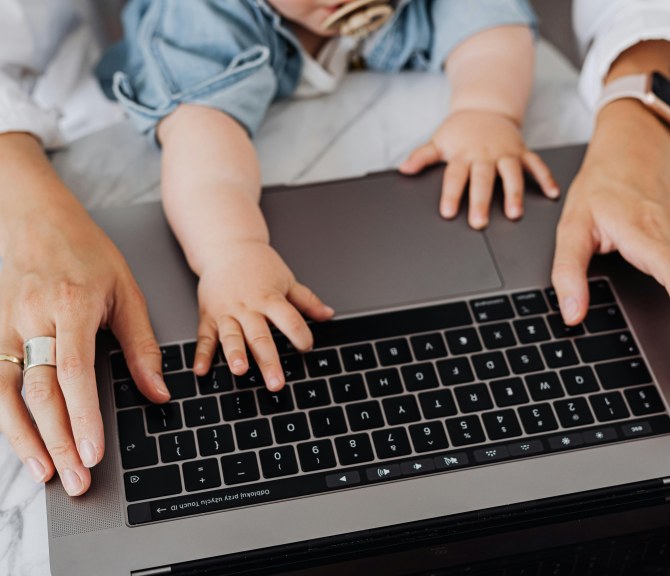 Vanhempi ja taapero käyttävät samaa tietokonetta.