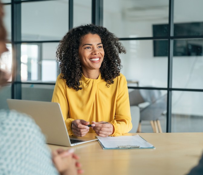 nainen, tietokone, keltainen pusero, rekrytointi