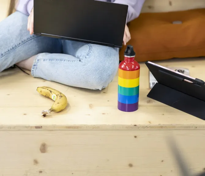 juomapullo, sateenkaari, opiskelija