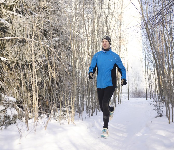 Teemu Pukkila juoksee metsässä.