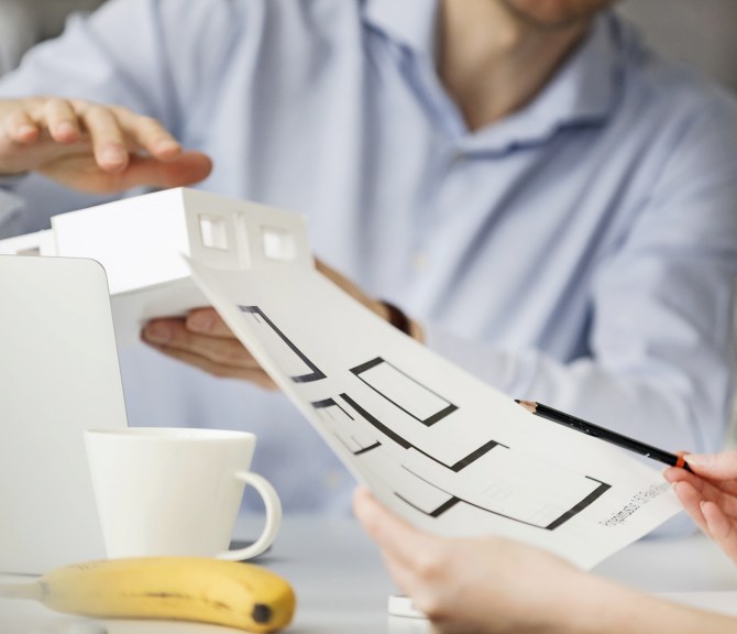 Ihmisiä kaavakuvan ääressä.