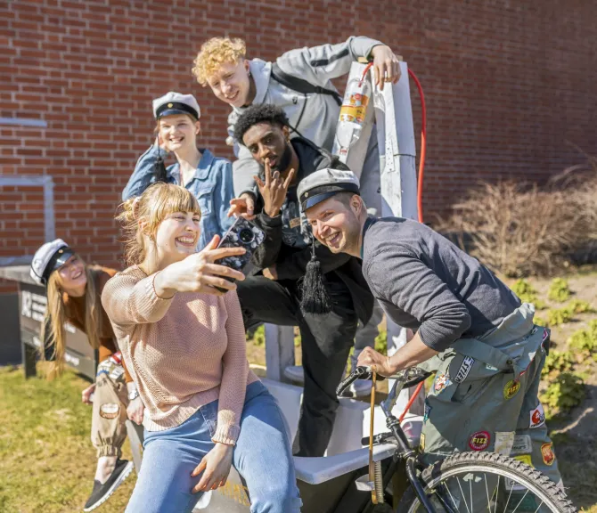 Opiskelijaporukka ottaa selfietä.