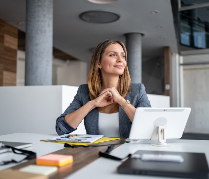 intuitio, nainen, pöytä, tietokone, istuu