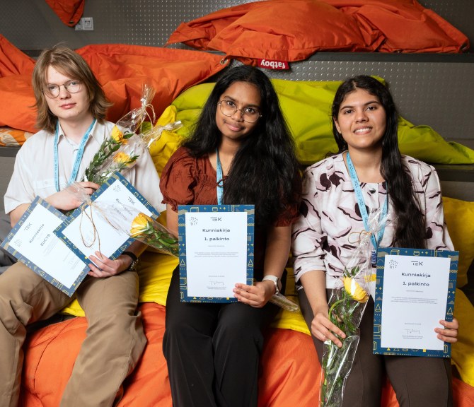 Kipinä-voittajat istuvat portaikossa tyynyillä.