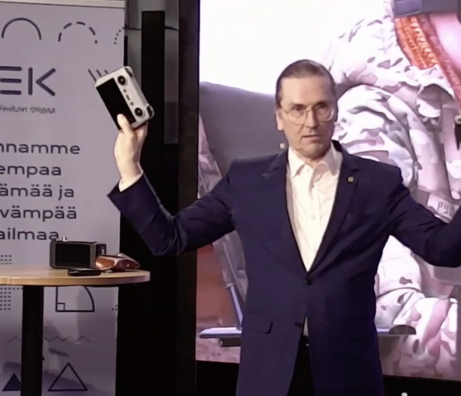 Mikko Hyppönen esittelee droonia.