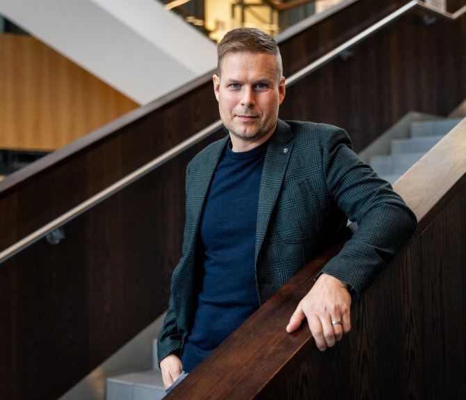 Mika Ruokonen katsoo kameraan
