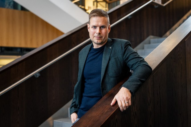 Mika Ruokonen katsoo kameraan