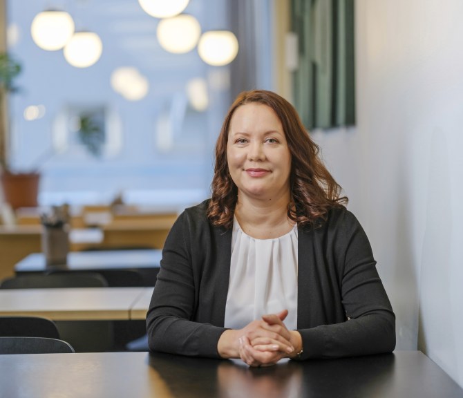 Tuunia Keränen katsoo kameraan.