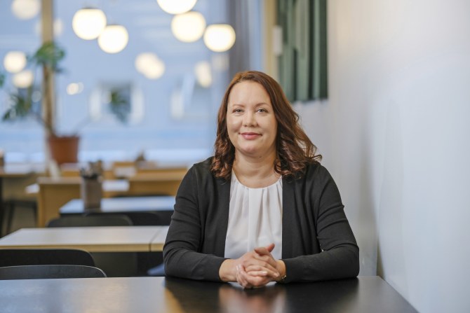 Tuunia Keränen katsoo kameraan.