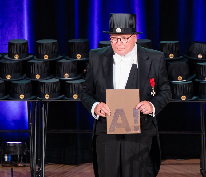 Jari Jokinen tohtorinhattu päässään.