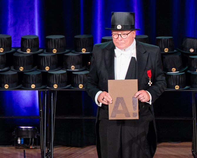 Jari Jokinen tohtorinhattu päässään.