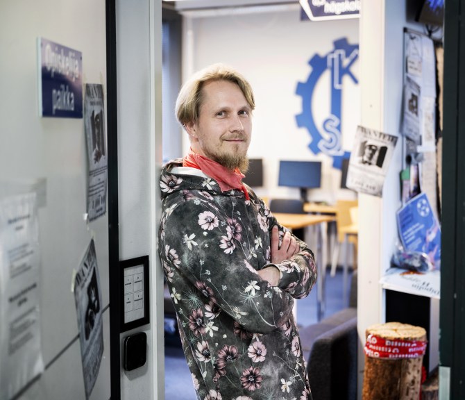 Miika Ihonen kiltahuoneella.