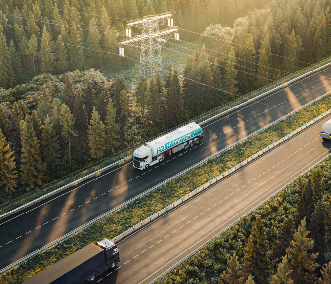 Vetyä kuljetetaan maanteitse metsän läpi ja tien yli menee voimalinjoja