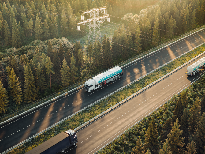 Vetyä kuljetetaan maanteitse metsän läpi ja tien yli menee voimalinjoja