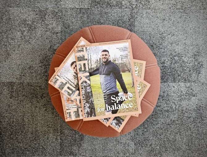 Pehmustetulla jakkaralla on pino TEK Magazine -lehtiä.