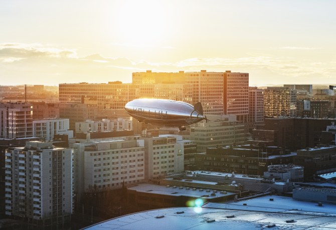 Kelluu-ilmalaiva Helsingin Itä-Pasilan yllä auringonnousussa