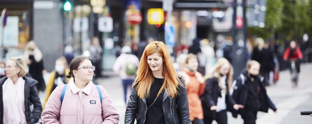 Shannon Nichols ja Patricia Virsinger kuvattuna kävelemässä Tampereen keskustassa