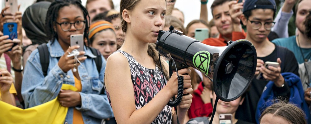 Greta Thunberg ja joukko nuoria.
