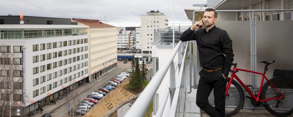 Kanttia 2 -arkkitehtitoimiston toimitusjohtaja Jani Kotikangas kuvattuna Oulun toimiston parvekkeella