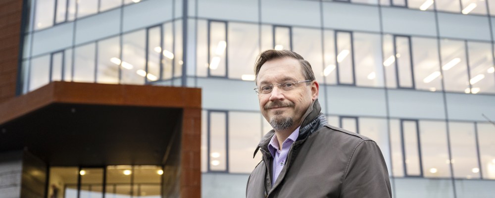 Juha Kytölä, taustalla Wärtsilän Smart Technology Hub