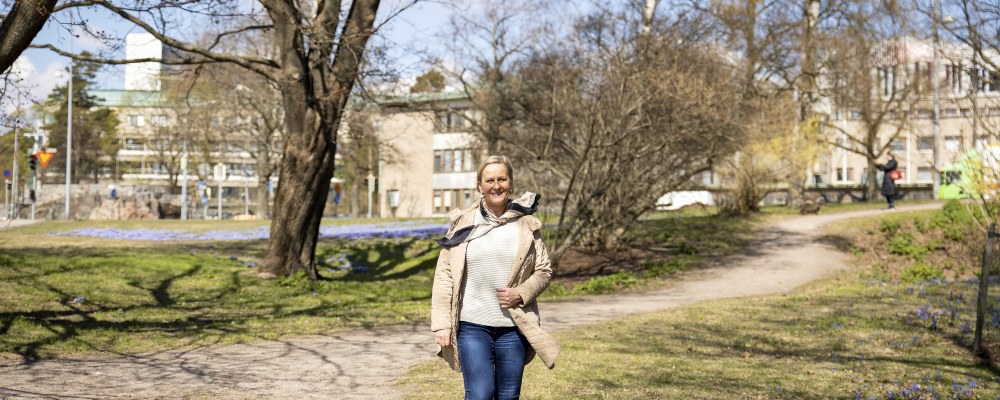 Anne Mykkänen kävelee puistossa