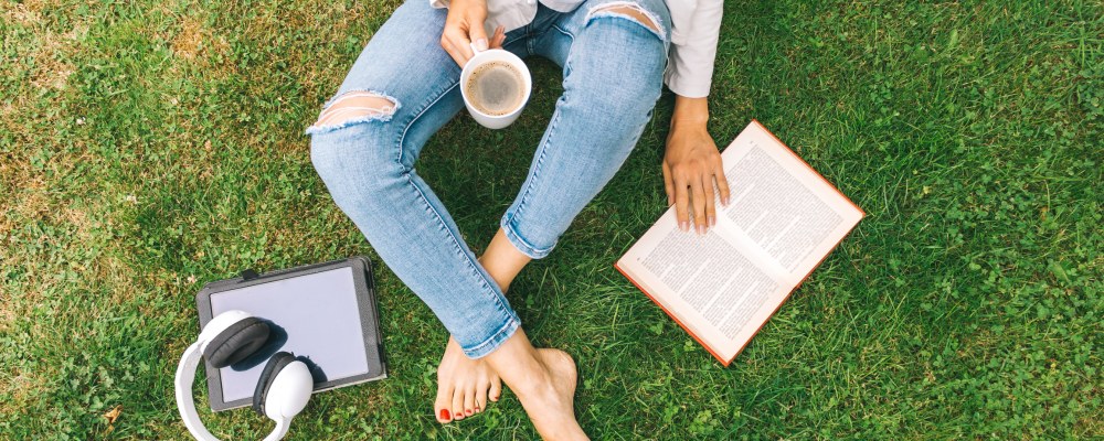 pad, kuulokkeet, kirja, kahvikuppi, ihminen