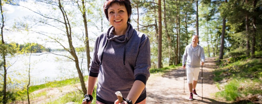 Nainen sauvakävelee