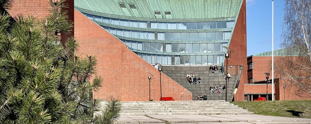 Alvar Aallon suunnittelema TKK:n päärakennus kylpee auringonvalossa.