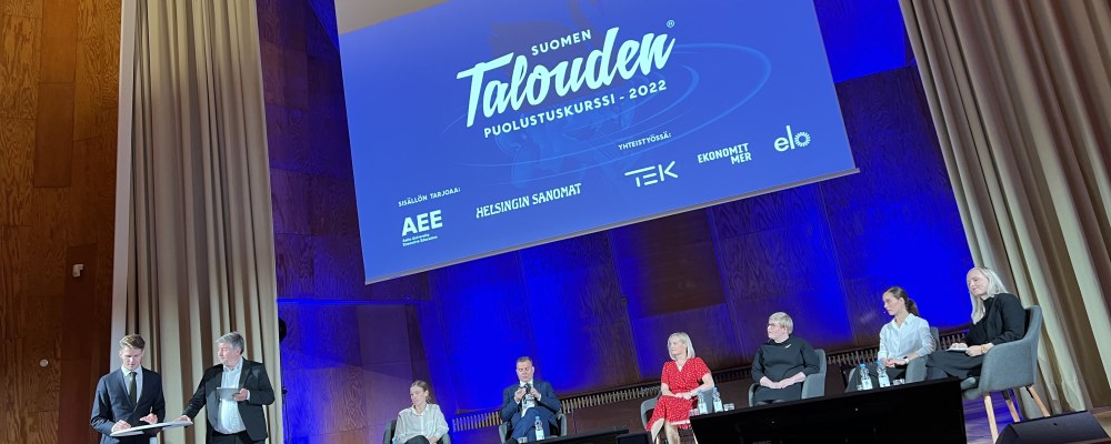 Puoluejohtajat istuvat paneelissa