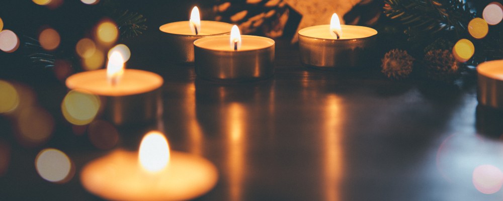 Tuikkuja pöydällä.