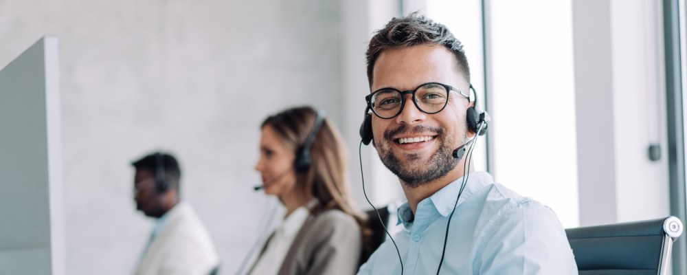 3 ihmistä, kuuloke, tietokone