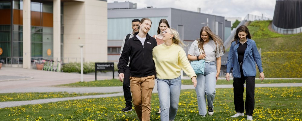 Henkilöitä Hervannan kampuksella Tampereella.