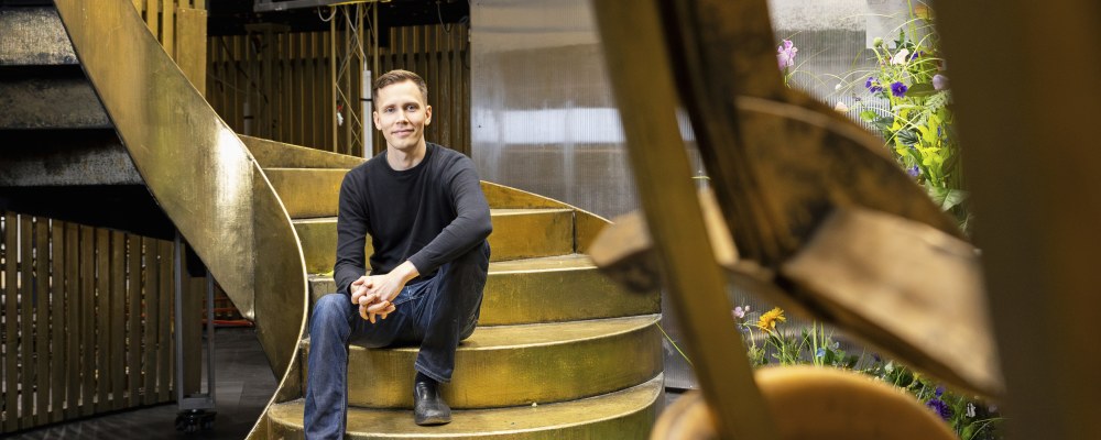 Mikko Parviainen istuu kultaisilla portailla Oopperatalossa.