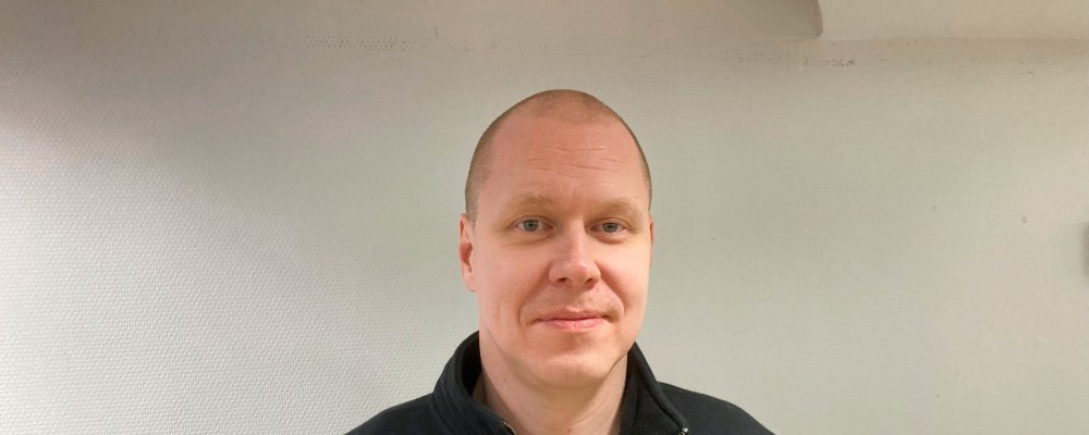 Petro Julkunen katsoo kameraan.