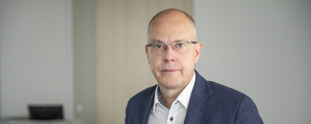 Teemu Hankamäki katsoo suoraan kameraan.