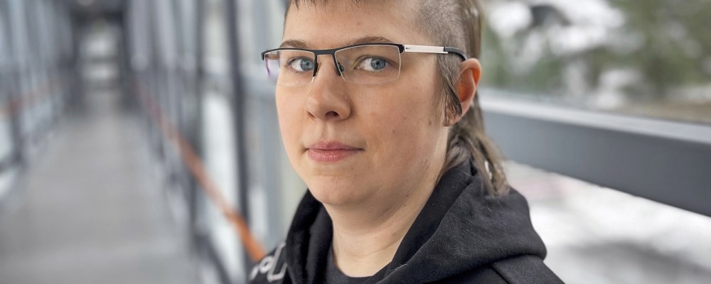 Sysi Järvinen, takana havupuita.