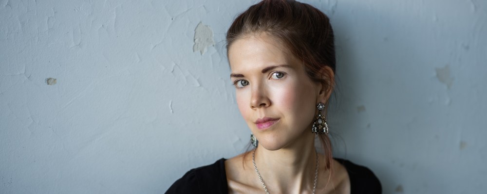 Heidi Järvinen katsoo kameraan.