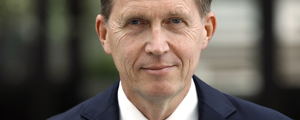 Pasi Sorjonen katsoo kameraan.