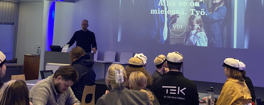 Björn Wiemers puhumassa Opiskelijavaikuttajaseminaarissa 2025.