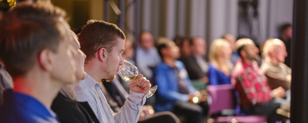 Henkilöitä tapahtumassa.