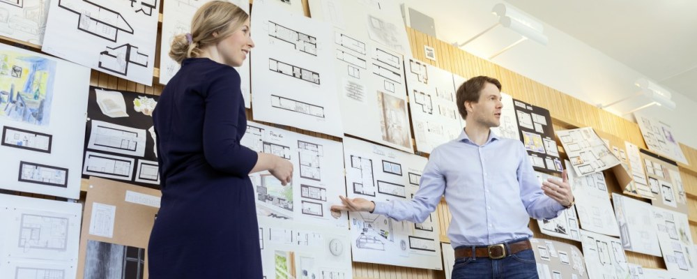 2 ihmistä, arkkitehti, piirustukset