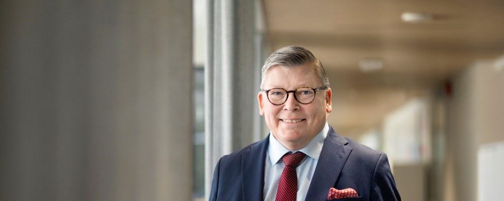 Jari Jokinen katsoo kameraan.