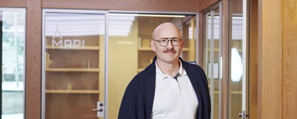 Jussi Nousiainen katsoo kameraan.