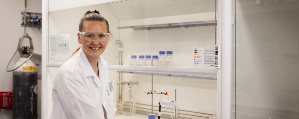 Mari ­Lundström laboratoriossa.
