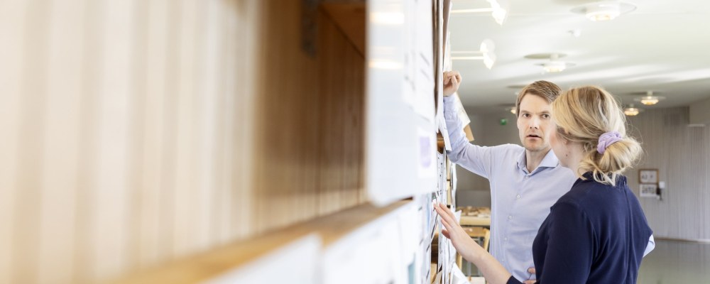 Kaksi henkilöä toimistolla.