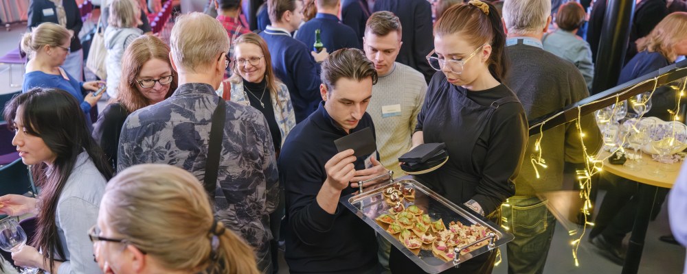 paljon ihmisiä, jäsenilta, tapas, Epicenter