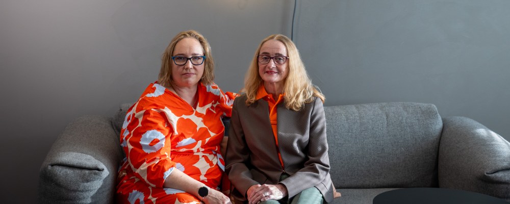 Mia Adolfsson ja Sirkku Pohja istuvat sohvalla.