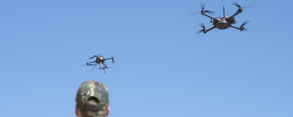 Kaksi droonia lentää.